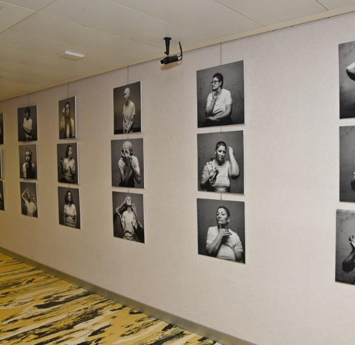 “Io non ho paura”: inaugurata a Palazzo Pirelli la mostra fotografica  dedicata alla storia di donne che lottano ogni giorno contro il cancro