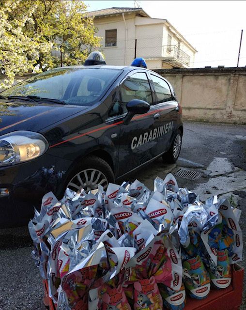Candia Lomellina, i carabinieri e il market “Despar” donano uova di Pasqua ai bambini