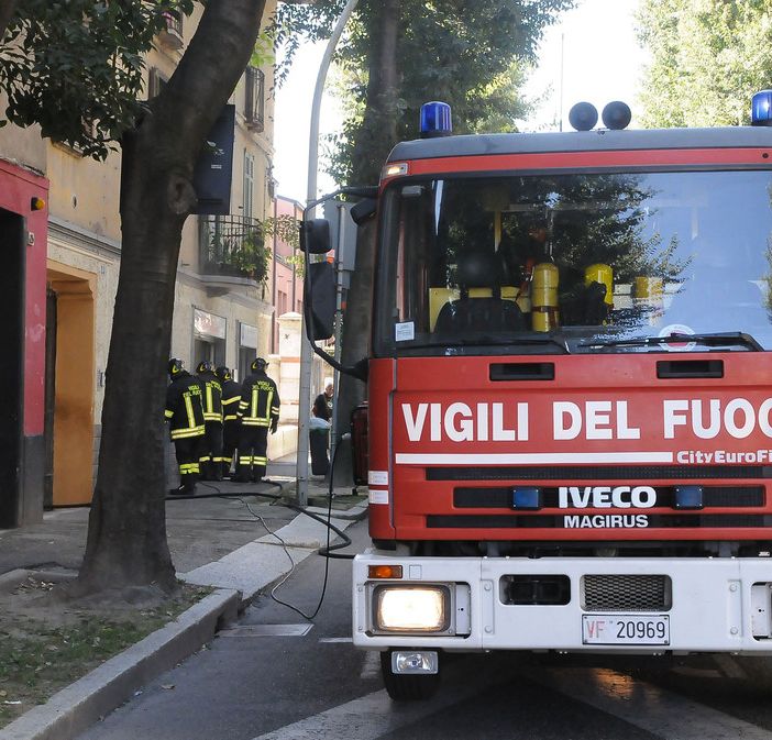 Voghera: brucia un auto al distributore di via Lomellina, interviene il benzinaio ma rimane intossicato