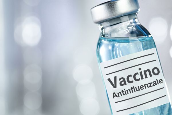 La denuncia della Fnp e della Cisl medici Lombardia: «Oltre ai forti ritardi non ci sono vaccini antinfluenzali per tutti»