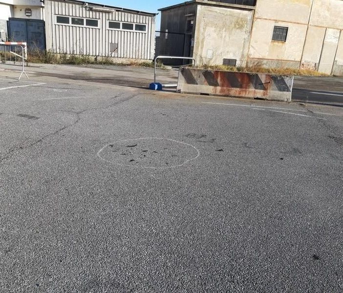 Vado Ligure, ragazza si dà fuoco nel piazzale dove morì il padre: è grave