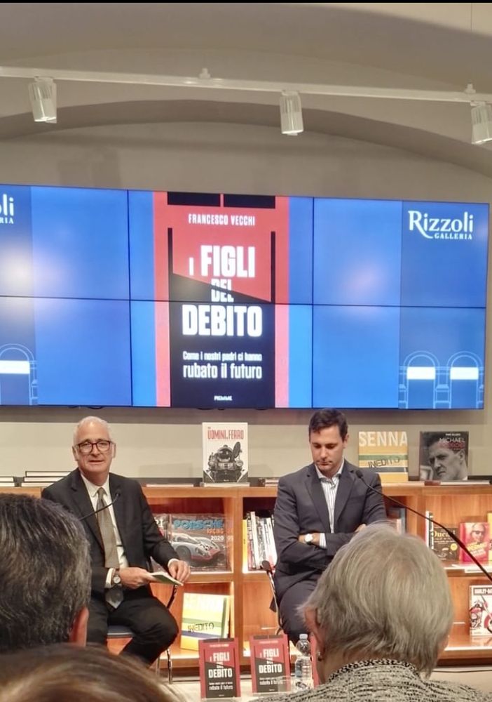 Grande successo a Milano per la presentazione del libro di Francesco Vecchi. Il conduttore televisivo sarà presto a Gambolò