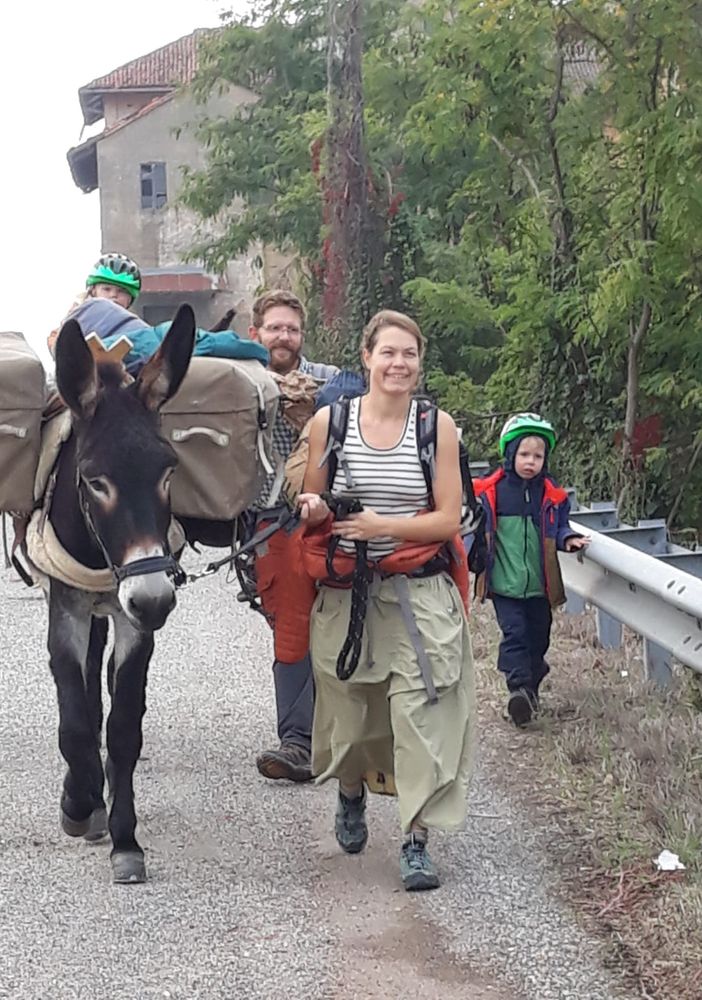 Robbio, famiglia francese transita sulla via Francigena in compagnia di figli ed asinelli
