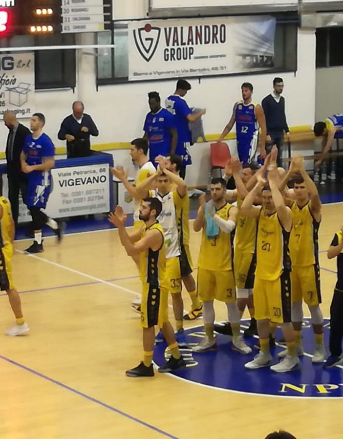 Basket Serie B, Vigevano usa l’arma della pazienza e batte Varese