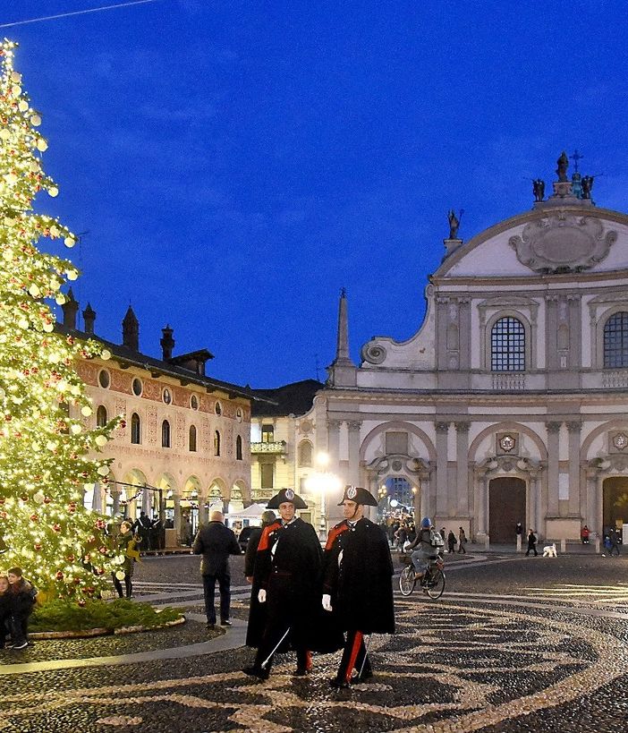 Vigevano: i Carabinieri in Grande Uniforme pattugliano le vie del centro storico