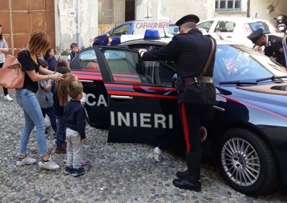 Pavia: La scuola materna &quot;Qui Quo Qua&quot; in visita alla caserma dei carabinieri