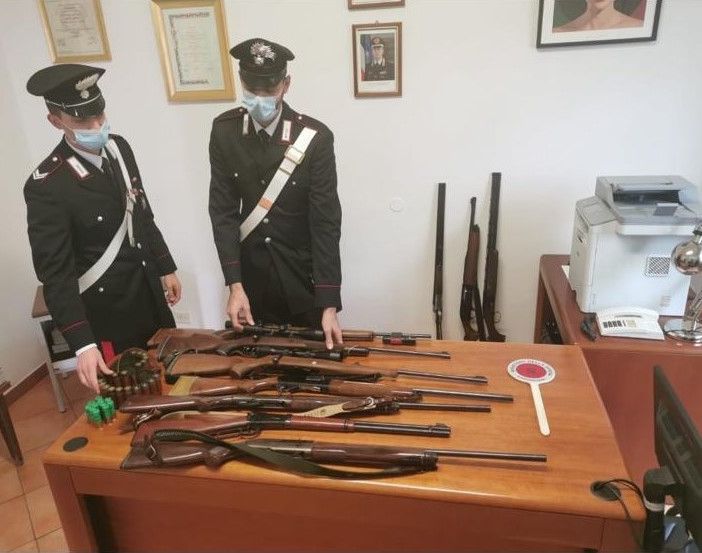 Mede: i carabinieri ritrovano una dozzina di fucili rubati nell'Alessandrino