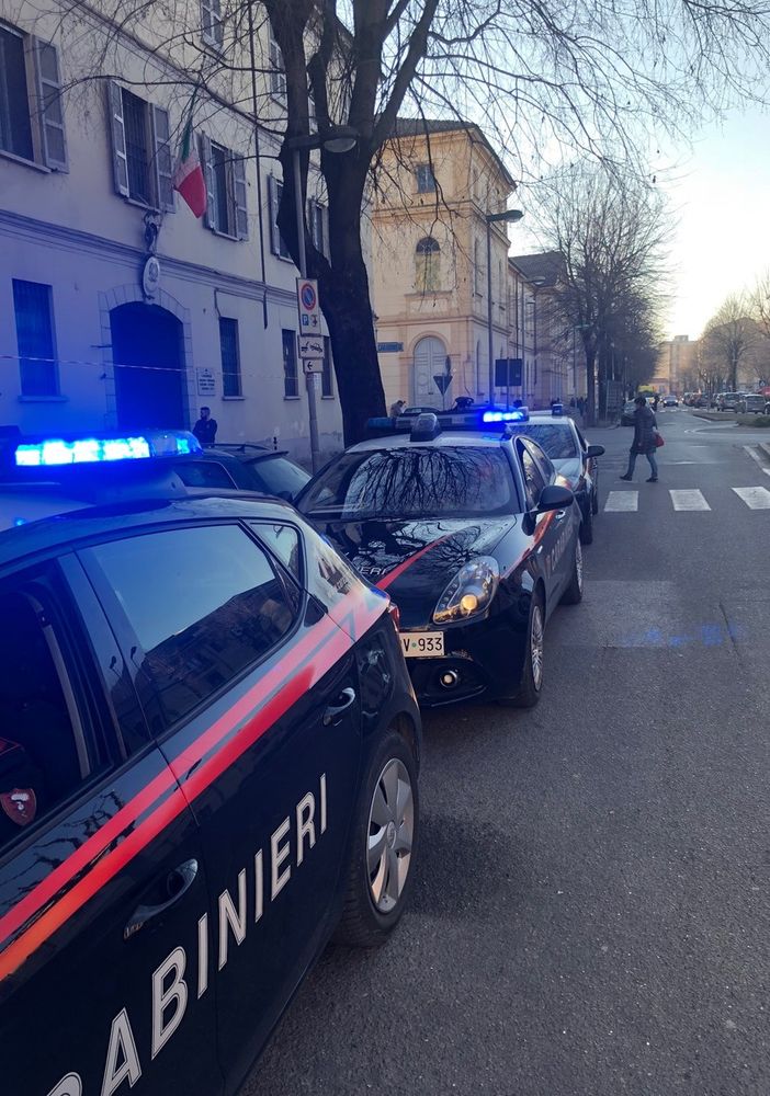 Voghera: lo perseguitavano da mesi per riscuotere un credito, denunciati due uomini