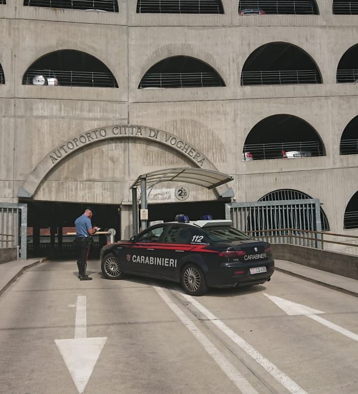 Voghera: minorenne rapina un pensionato all'autoporto, i carabinieri con l'ausilio delle telecamere lo identificano