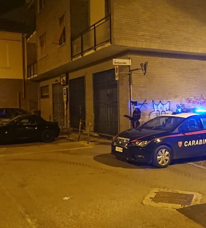 Voghera: rapina un negozio di parrucchiere, bloccato aggredisce un carabiniere e viene denunciato