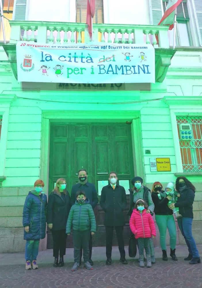 Vigevano: palazzo comunale illuminato di verde per la Giornata Mondiale dei diritti dei bambini