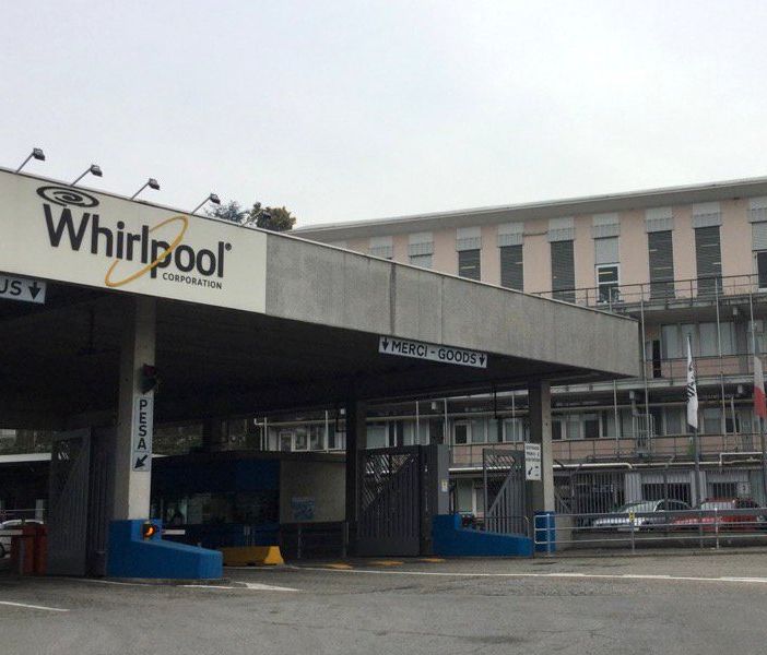 Continuano le proteste alla Whirlpool di Cassinetta: proclamato per domani uno sciopero generale
