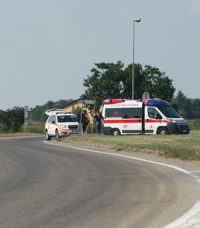 Mede: investito da un'auto nei pressi di una rotonda, lievemente ferito un 28enne