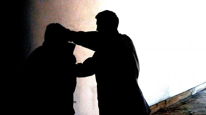 Lacchiarella: picchia ed estorce soldi al fratello sordomuto, i Carabinieri lo arrestano