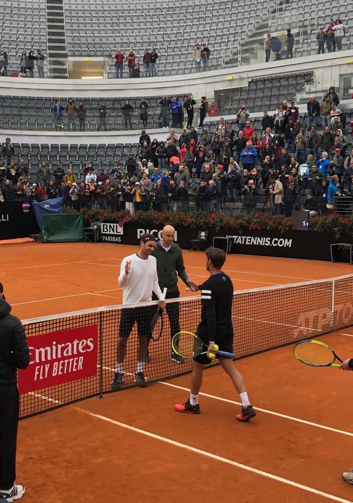 Baldi e Federer sul centrale del Foro Italico di Roma al termine della loro sessione di allenamento