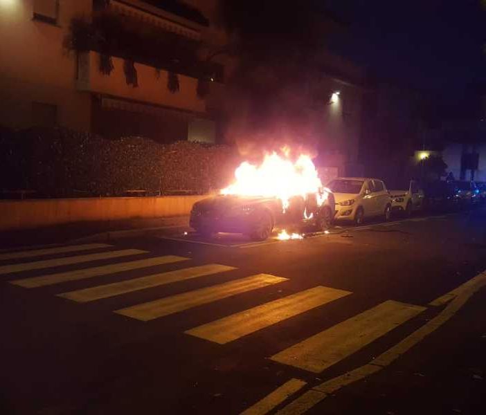 Magenta: auto in fiamme nel centro della città