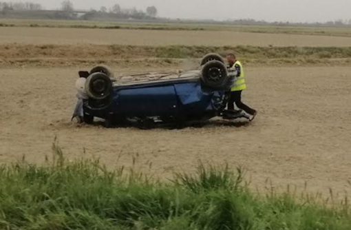 Auto capottata nei campi