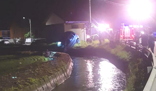 L'auto finisce nel canale in piena: conducente salvato da due poliziotti eroi