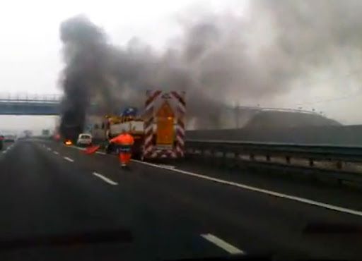 Marcallo-Mesero, auto si ribalta e prende fuoco: 3 feriti