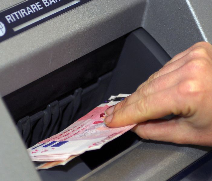 Spese e prelievi con la carta di credito rubata: vercellese nei guai