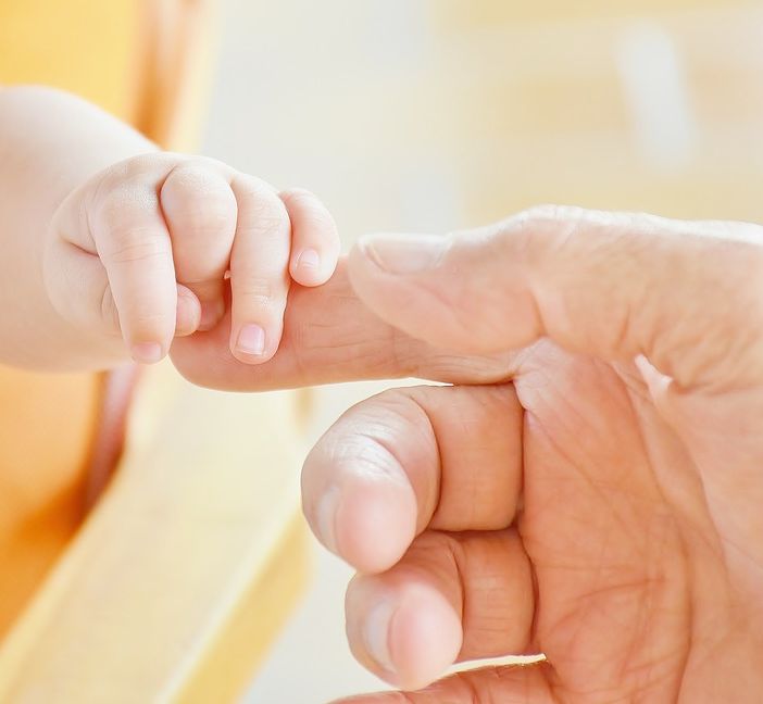 Ferrera Erbognone: Si libera della figlia appena partorita ma poi si pente