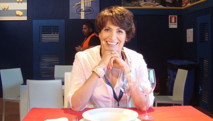 Garlasco: al teatro Martinetti l’esperta di galateo, Barbara Ronchi Della Rocca, ha parlato di Leonardo della cucina e del bon ton