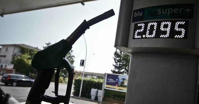 Benzina, i prezzi volano sopra i 2 euro al litro