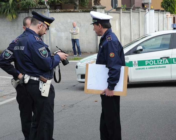 Abbiategrasso: causa un incidente e scappa, il giorno dopo si presenta al comando della Polizia locale