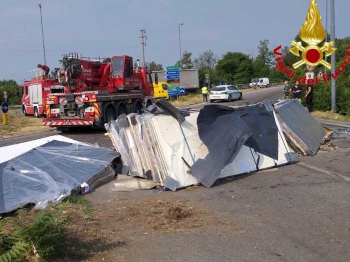 Camion ribaltato, Statale bloccata a Binasco: autista ferito, codice giallo a Rozzano