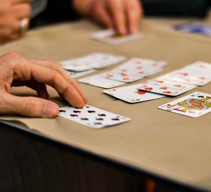 Il gioco del Bridge in videoconferenza. Grazie ai corsi online aperti a tutti, anche gli over 70 diventano più digitali
