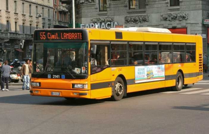 Milano, scontro bus-mezzo raccolta rifiuti: 4 feriti