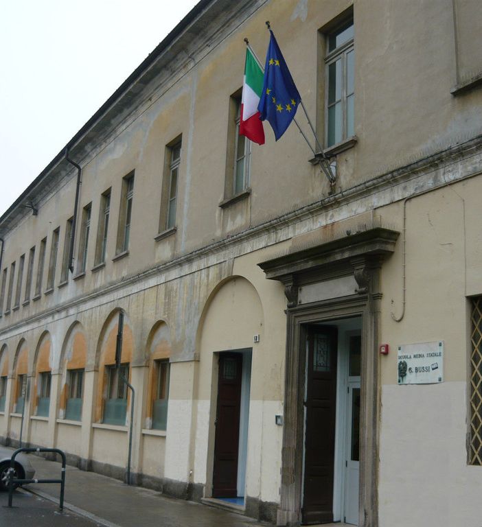Vigevano: La scuola media &quot;Bussi&quot; realizza un albero di Natale con i libri