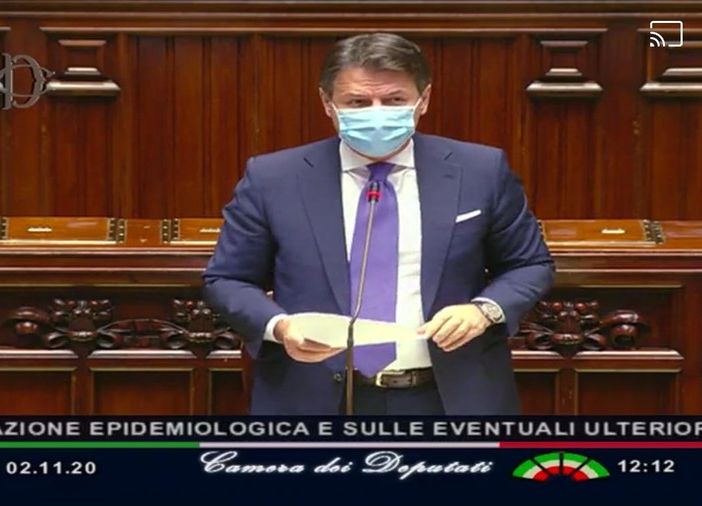 Conte: «Limiti alla circolazione delle persone di sera e alla mobilità tra regioni, capienza dei mezzi pubblici al 50%. Più restrizioni nelle zone a rischio»