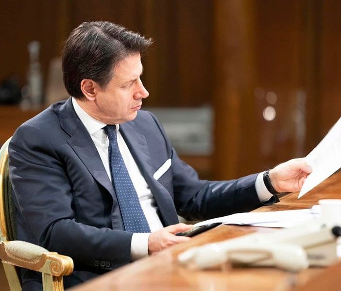 Coronavirus, Conte ha firmato il nuovo Dpcm: bar e ristoranti chiusi dalle 18