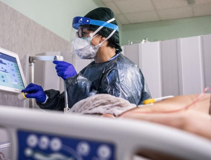 «Io medico e malato Covid, vi dico: Non pensate di essere onnipotenti, abbiate rispetto per voi stessi»