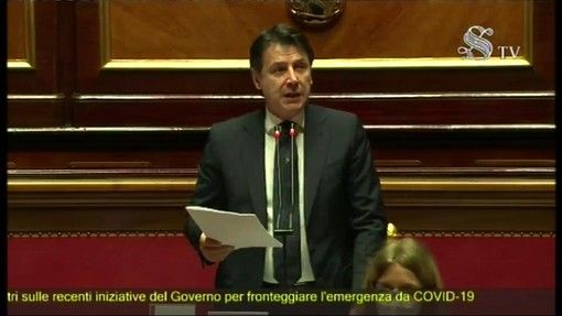 Conte: «Mascherine e distanziamento obbligatori fino al vaccino. Nessuna limitazione per chi non usa l'App»