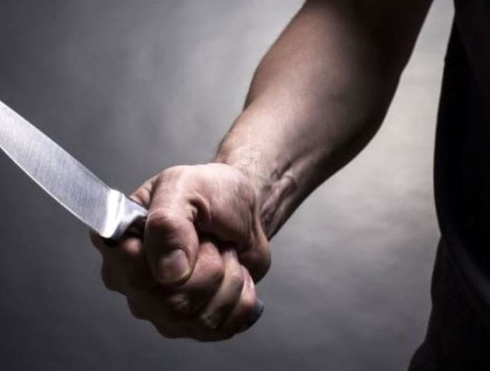 Chiede alla madre di compragli un cellulare, al rifiuto spacca tutto e la minaccia di morte con un coltellaccio