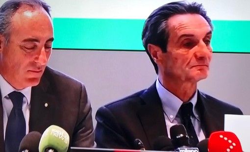 L'assessore Gallera e il governatore Fontana durante la conferenza stampa di questo pomeriggio