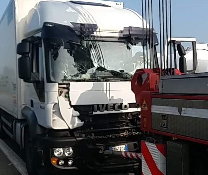 Magenta: tamponamento tra camion sulla Boffalora Malpensa, ferito un ragazzo di 22 anni