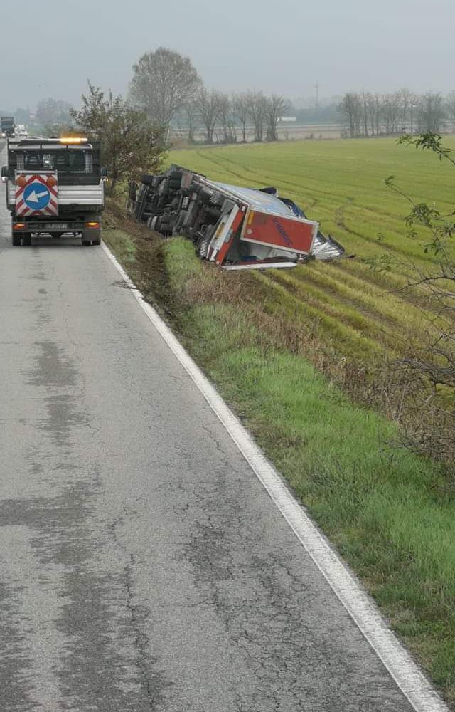 Lomello: si ribalta un camion sulla sp 193 bis, illeso l'autista