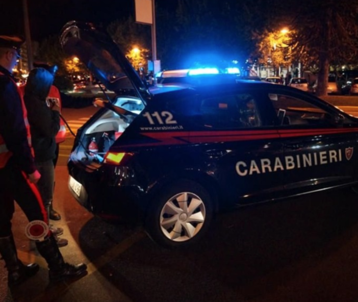 Uccide la moglie a coltellate e tenta il suicidio