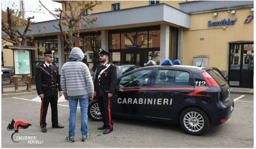 Ruba il telefono a una viaggiatrice e salta giù dal treno in partenza