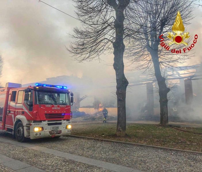 Morimondo: vasto incendio distrugge un cascinale nella frazione di Fallavecchia