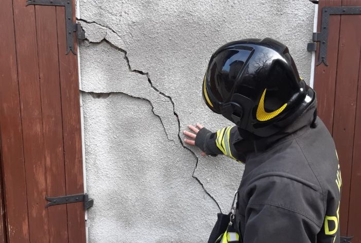 Pavia: intervento dei vigili del fuoco per svuotare le cantine e garage in Borgo Ticino