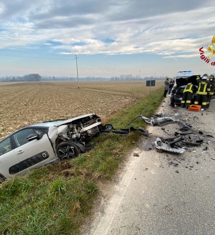 Oltrepò: frontale tra due auto a Badia Pavese, due persone ferite lievemente
