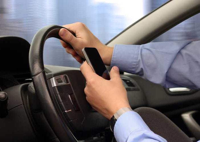 Guida con l'uso di cellulare in aumento le violazioni rilevate dalla polizia stradale