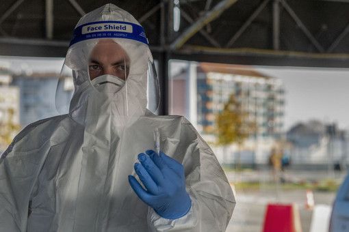 Covid-19,  in Italia oggi 14.372 casi e 492 vittime. In Lombardia 2.603 nuovi positivi
