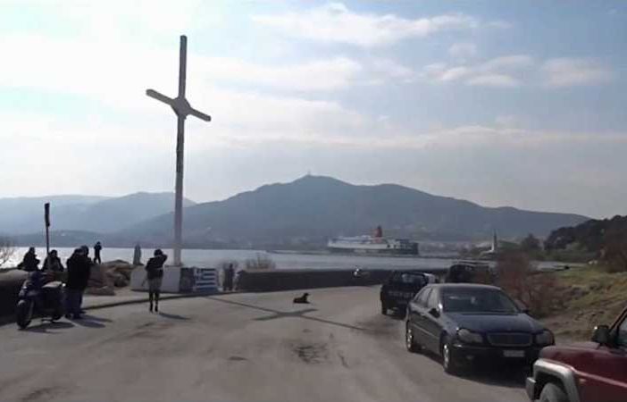Se una croce può essere causa di arresto (perché offende i migranti…)