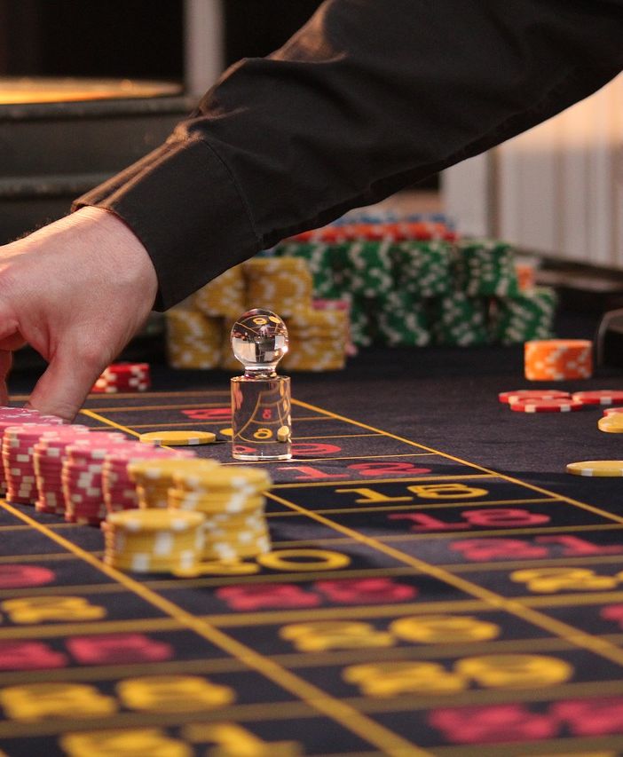 Diventare croupier: pro e contro di una professione misteriosa