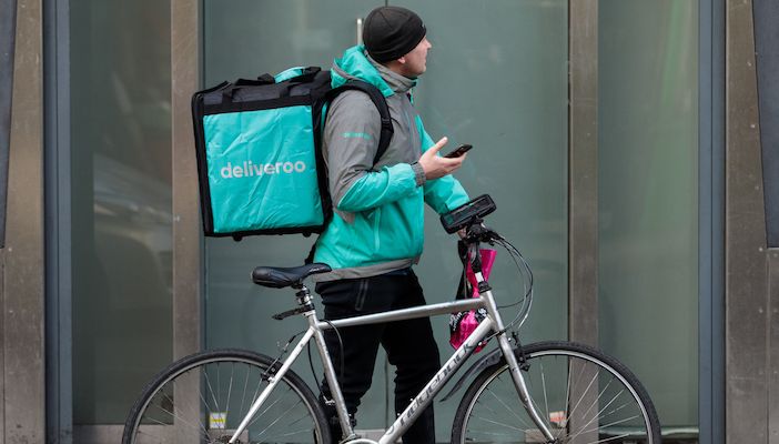 Deliveroo cerca 500 nuovi rider: basta avere una bicicletta